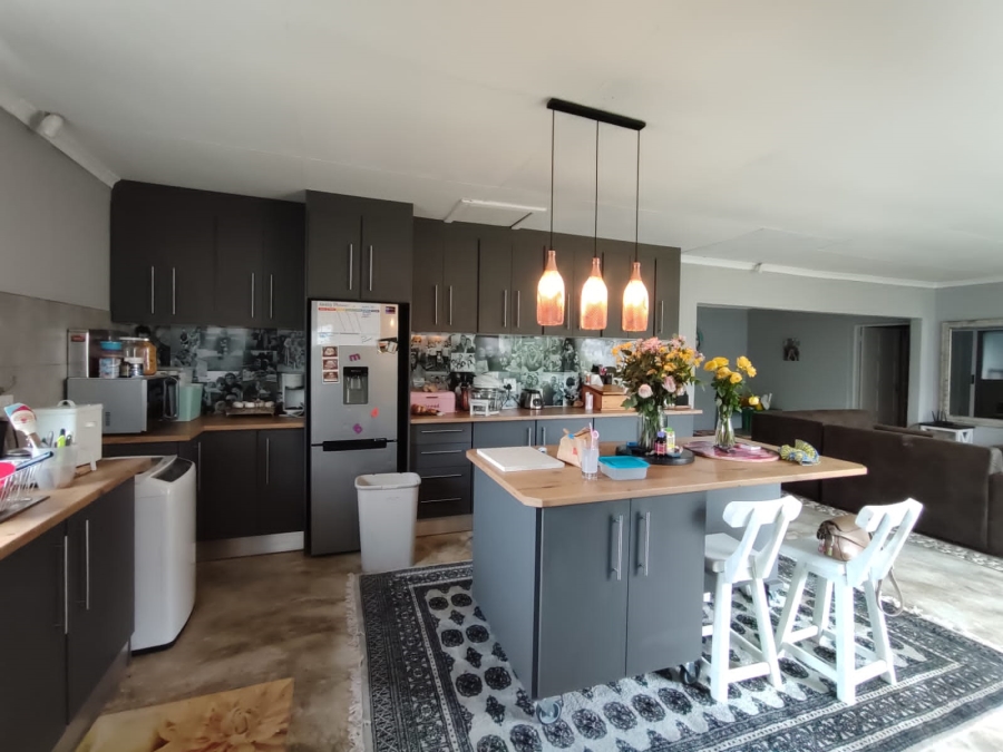 6 Bedroom Property for Sale in Flamwood North West